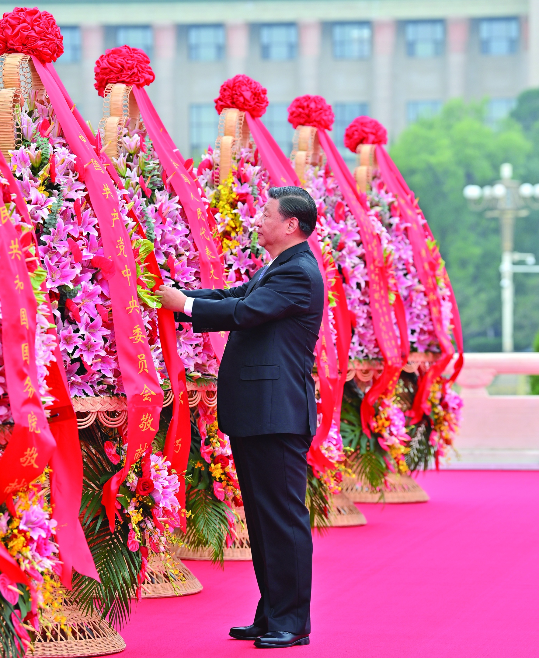 向人民英雄敬献花篮仪式隆重举行